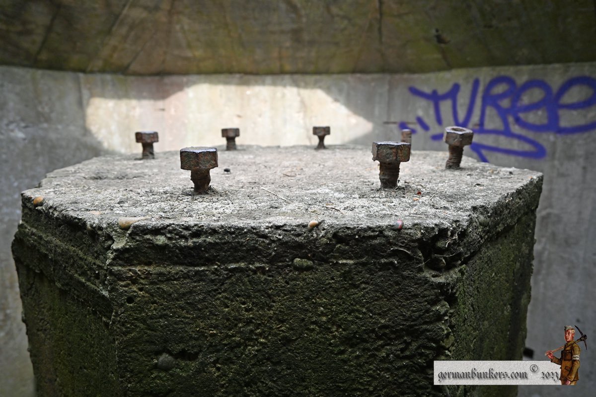 germanbunkers's tweet image. Wn 60 Omaha Beach, you can imagine the view from here on June 6th, 1944. Seen here the Vf61a mortar tobruk. Steps leading down, a view of the pedestal and fine detail of the mounting bolts still in place. The 5cm Fest .gr W 210(f) mortar long since gone. #WW2
