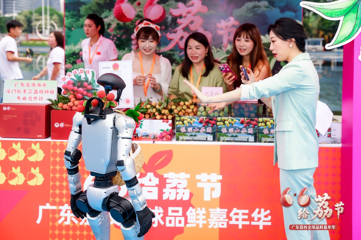 iGuangdong's tweet image. The #Guangdong #Lychee Festival in #Guangzhou on June 6 proved to be a lively event,🎉 with online influencers inviting everyone to savor Guangdong's finest lychees. Thanks to creative lychee treats like soda and pastries, the festival drew the attention of young consumers.🥤🍪