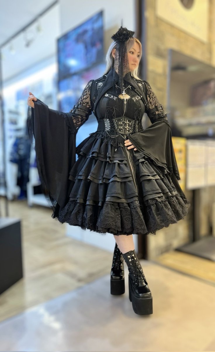 ozz_shibuya's tweet photo. こんにちは🐶🐸
#新作🌹#ANGELO
⚜️Noble Harpy⚜️
🖤ボレロ
🖤ワンピース
洗礼された夏🎐#Gochic コーデ🖤✨
是非店舗にてご覧下さいませ🥰💞
#MAGNETbySHIBUYA109
#SHIBUYA109
⏰️本日も21時まで営業中⏰️
#ozzon #ozzonjapan #ゴスロリ
#ロリィタ #SIHBUYAStation https://t.co/3MlXFwrS3M