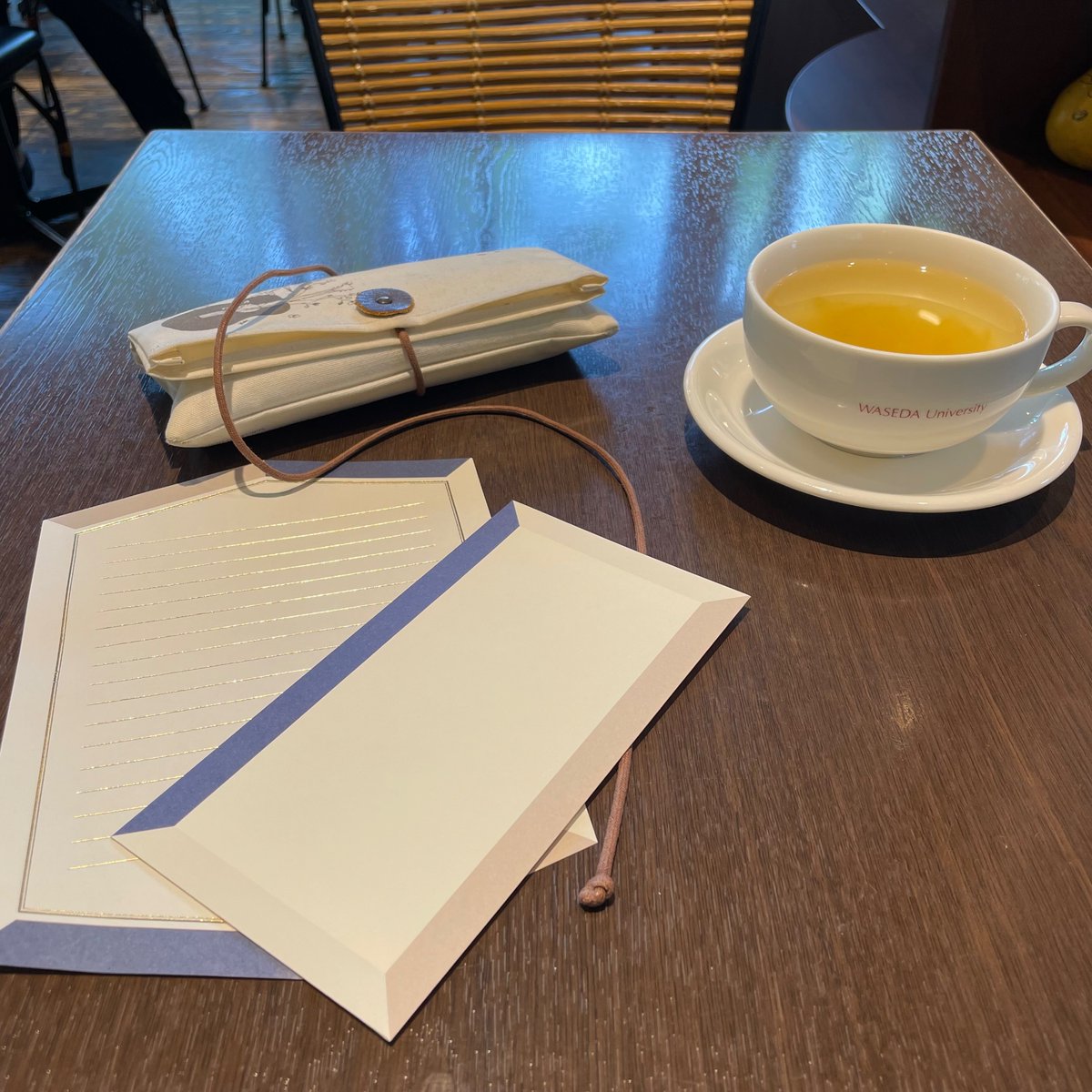mikaiwakawa's tweet photo. カフェの片隅にいた永沢くん。置く場所といい、表情といい、センスある。
#UniCafe #早稲田 https://t.co/kwRSaqxUiS
