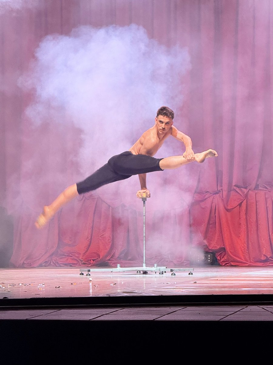 Maravilloso espectáculo.
Proyectos que se unen para compartir cultura y solidaridad en #Leganes. Enhorabuena!!
<a href="/CulturalAsc/">ASC. CULTURAL PENTAGRAMA</a> <a href="/RedAcogida/">Red Ciudadana de Acogida de Leganés</a> <a href="/instituto_danza/">Instituto Danza AA</a> <a href="/culturaleganes/">Ayto Leganés Cultura</a> y Mighty Jambo Circus. 
Foto <a href="/CCameraObscura/">Camera Obscura</a>