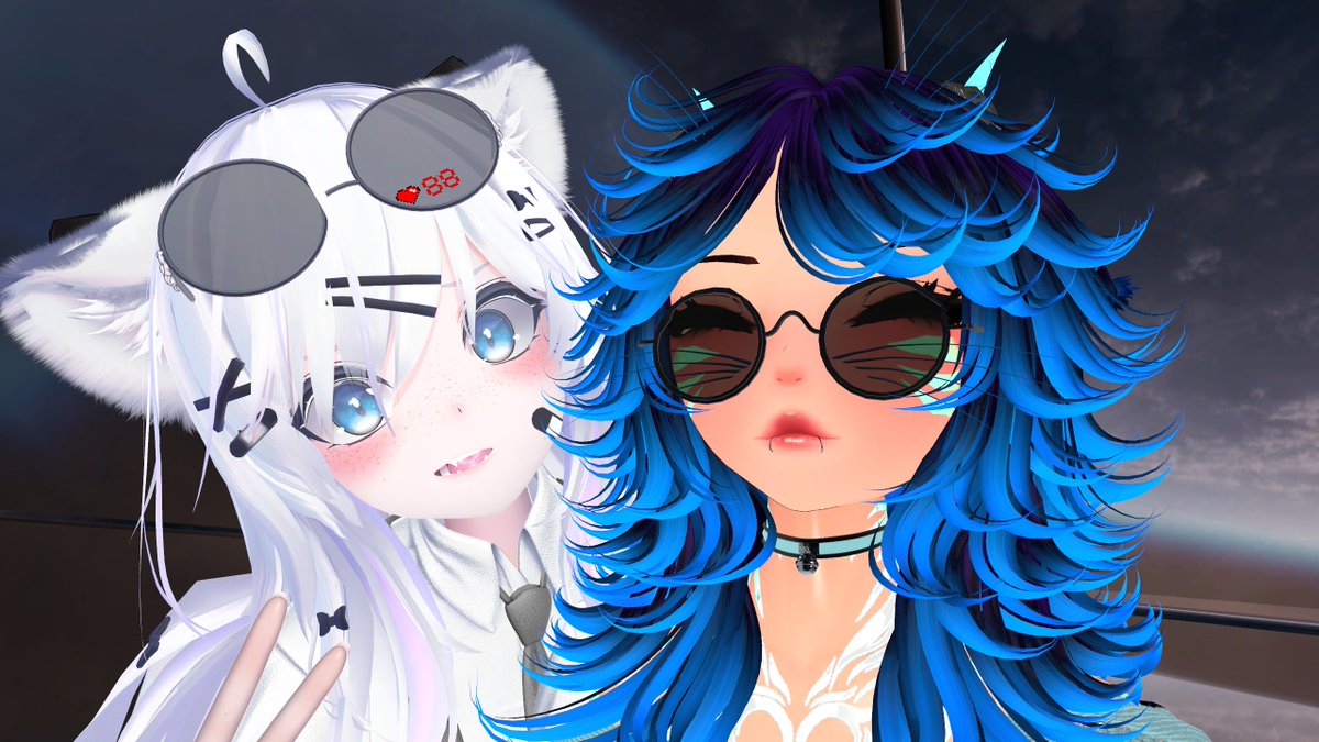 Found this cute things. It was so cute i couldn't not get a picture together~
Look at that cute face~
Make you wanna squish it playfully~
#VRChat