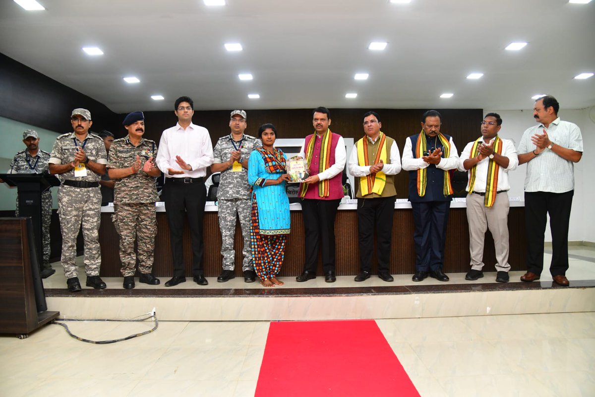 SP_GADCHIROLI's tweet image. १२ जहाल वरिष्ठ माओवाद्यांनी मा. मुख्यमंत्री महाराष्ट्र राज्य श्री. देवेंद्र फडणवीस यांच्या समोर गडचिरोली येथे आत्मसमर्पण केले.

महाराष्ट्र शासनाने त्यांच्यावर एकत्रितपणे जाहिर केले होते एकुण ०१ कोटी १२ लाखाचे बक्षिस

#GadchiroliPolice #Surrender #DevendraFadnavis