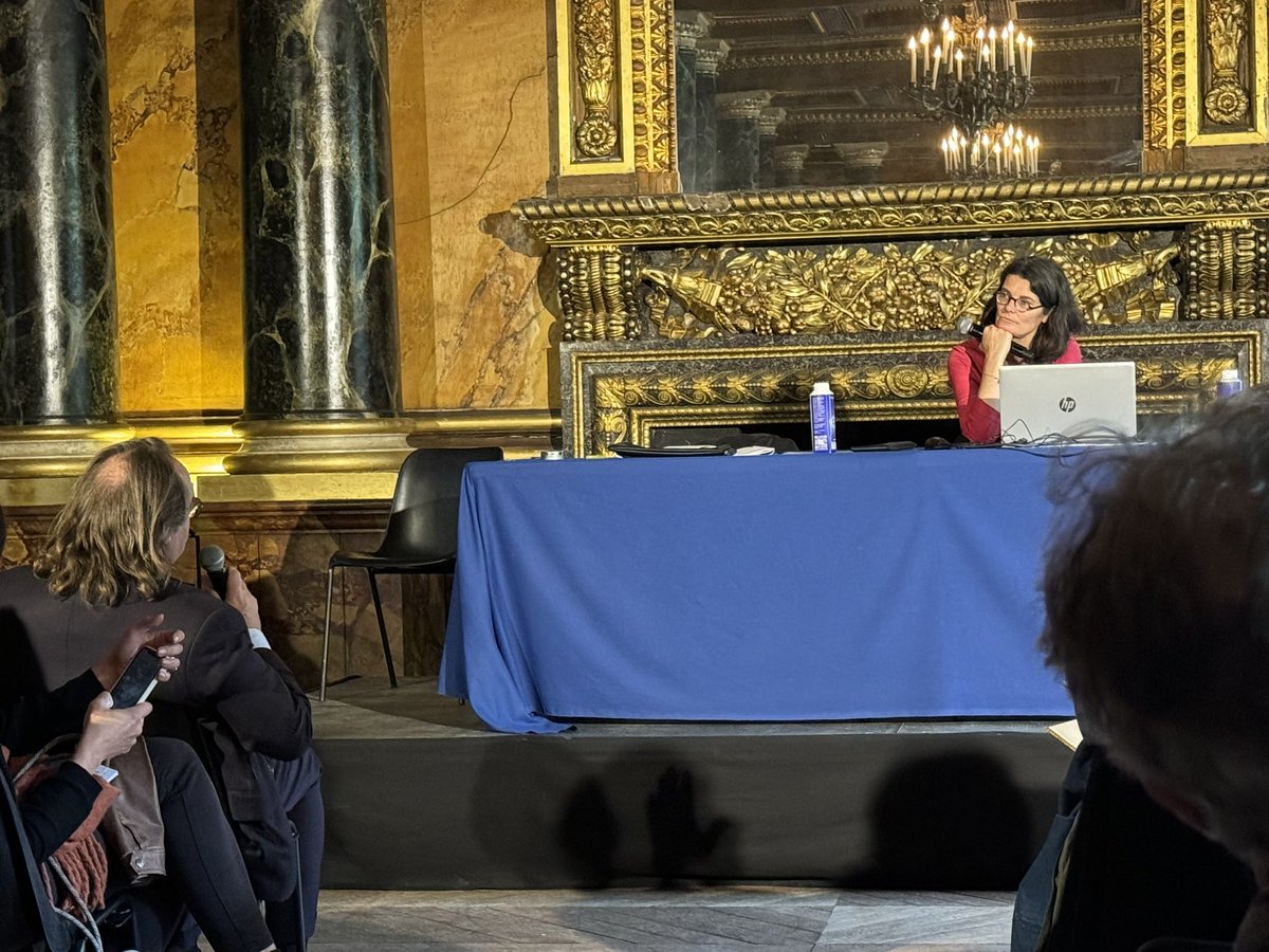 La Tribune de l'Art (@ltdla) on Twitter photo Cette photo (regardez bien le personnage en bas à gauche qui intervient dans un débat) pourrait servir d’affiche pour le <a href="/FHA_Festival/">Festival de l'histoire de l'art</a> consacré au vrai et au faux. Vrai culot en tout cas. Cette photo (regardez bien le personnage en bas à gauche qui intervient dans un débat) pourrait servir d’affiche pour le <a href="/FHA_Festival/">Festival de l'histoire de l'art</a> consacré au vrai et au faux. Vrai culot en tout cas.