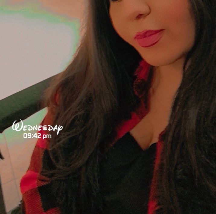 يوم كل غيدٍ بالكشميري تباهى بشالها
والله إنكِ أجمل من على الكتفين شاله 
صباحكن