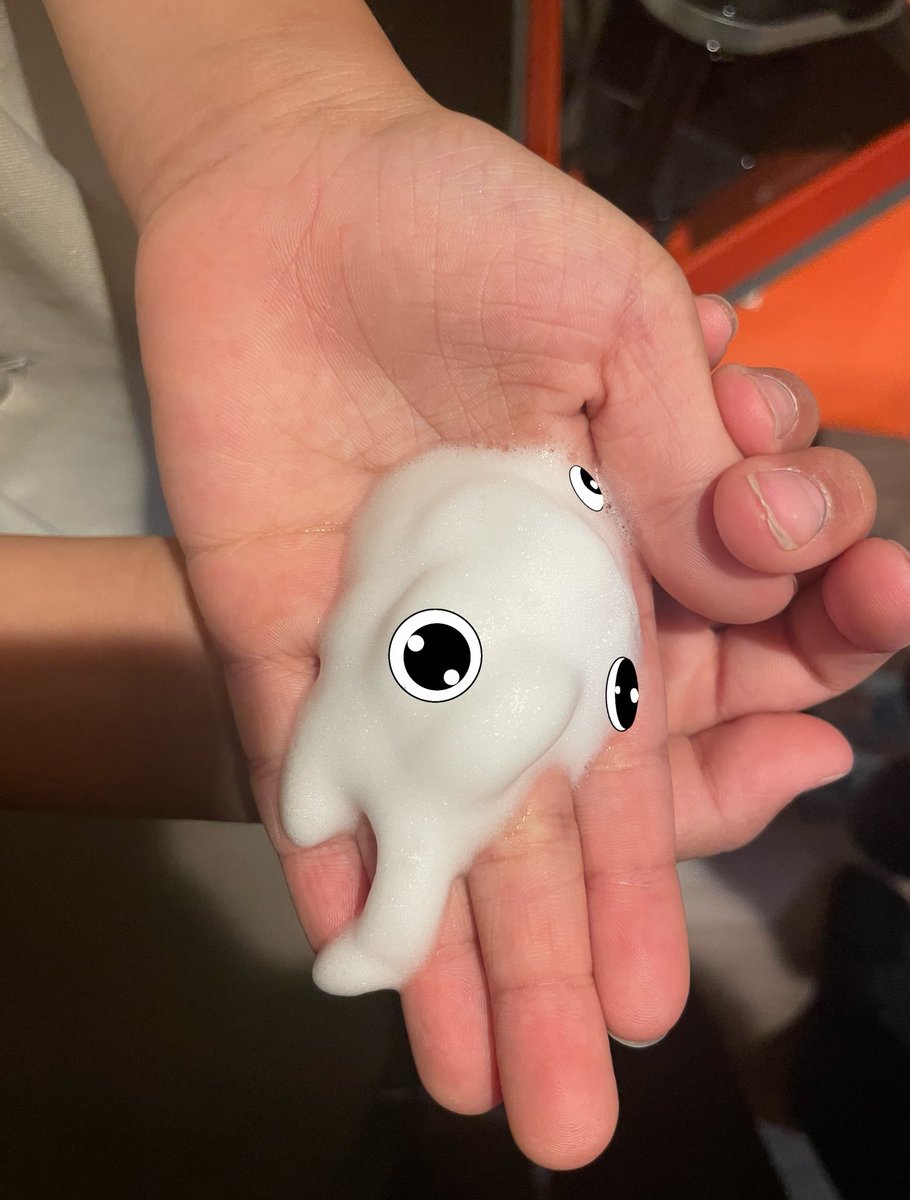 choomiryoo's tweet image. 息子が「ママー!大変!来て!!」と言うので何事かと思ったら、我が家のハンドソープからチェコの友達が出てきてくれました。
レネ大好き子供達。
レネぬいぐるみ見て毎日「また会いたいなぁ。」って呟いています。
@ReneExponaut
#レネ #大阪関西万博2025 #レネ大好き