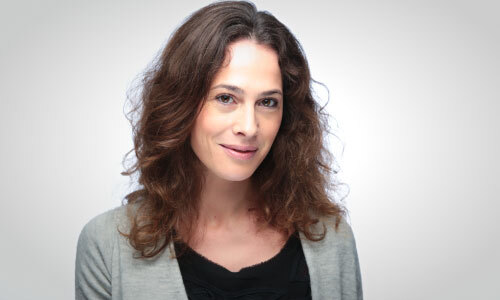 inter_presse's tweet photo. Ce lundi, dans la #Matinale de @franceinter :

A 9h20, Philippa Motte, formatrice sur les thématiques de santé mentale au travail, sera l'invitée de Mathilde Serrell.

Elle publie "Et c’est moi qu’on enferme" (@EditionsStock).

#Le710Inter https://t.co/P8QyRnJYUE