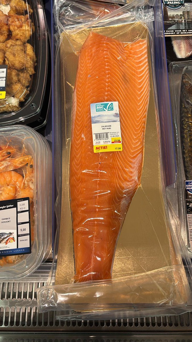 roelakkerman's tweet photo. @_NVWA Als jullie de verpakkingsindustrie nu eens aanpakken met hun verzinsels van statiegeld op wegwerp verpakking dan wel onjuist doorberekenen in de product prijs zoals bij de afgebeelde zalm met een kartonnetje van 80 gram voor dezelfde prijs als de zalm. 🤷🏻 https://t.co/g0gLbDpXP0