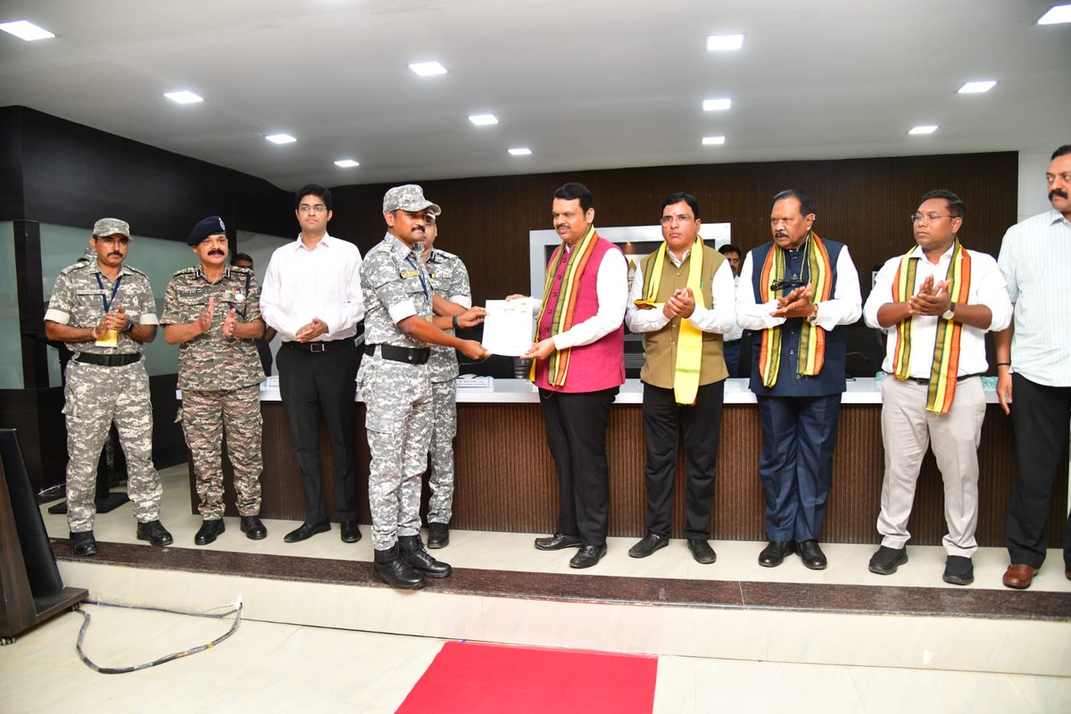 SP_GADCHIROLI's tweet image. माओवादविरोधी अभियानात उत्कृष्ट कामगिरी करणारे अपर पोलीस अधीक्षक (अभियान) व सी-६० जवानांचा मा. मुख्यमंत्री यांच्या हस्ते सत्कार

#AntiNaxalOperation #GallantryInAction #C60Commandos #BraveheartsOfGadchiroli #APPAwardedForExcellence #SaluteToOurForces