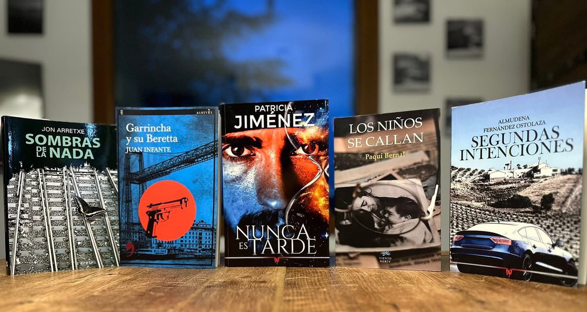 Ainhoa se ha pasado por la Feria del Libro de #Bilbao. A ver qué le parece “Los niños se callan”… Gracias, @kukumikua69 🤗 #libros #novela #bilbokoliburuazoka