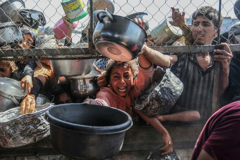 عن سلاح "التجويع" وسلطة "فتح، وعرب والتطبيع!

أمس، كُشف عن وثيقة سرية أعدتها وحدة حقوق الإنسان التابعة للاتحاد الأوروبي تقول إن "إسرائيل" تنتهك القانون الإنساني الدولي وتستخدم التجويع سلاحا خلال عملياتها العسكرية في قطاع غزة.

تاريخ الوثيقة هو نوفمبر 2024، غير أن الوضع اليوم لا