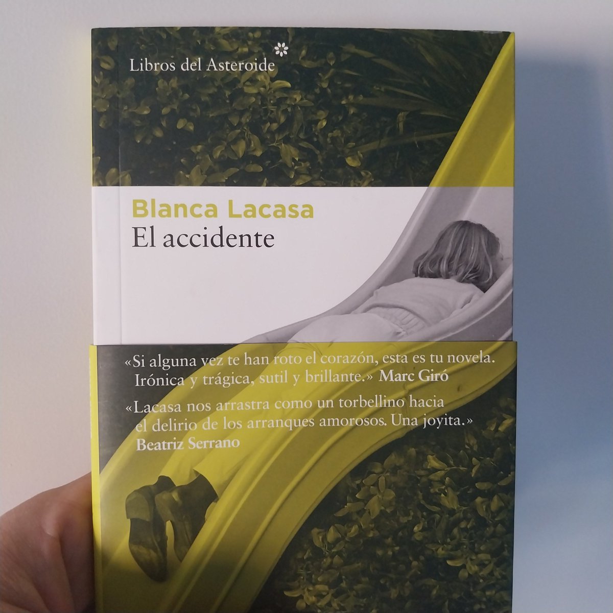 Sobre el deseo, los enamoramientos difíciles y los ángulos muertos que hay entre dos personas que se atraen. Una nouvelle prodigiosamente bien escrita, una delicatessen que te pellizca. @asteroide