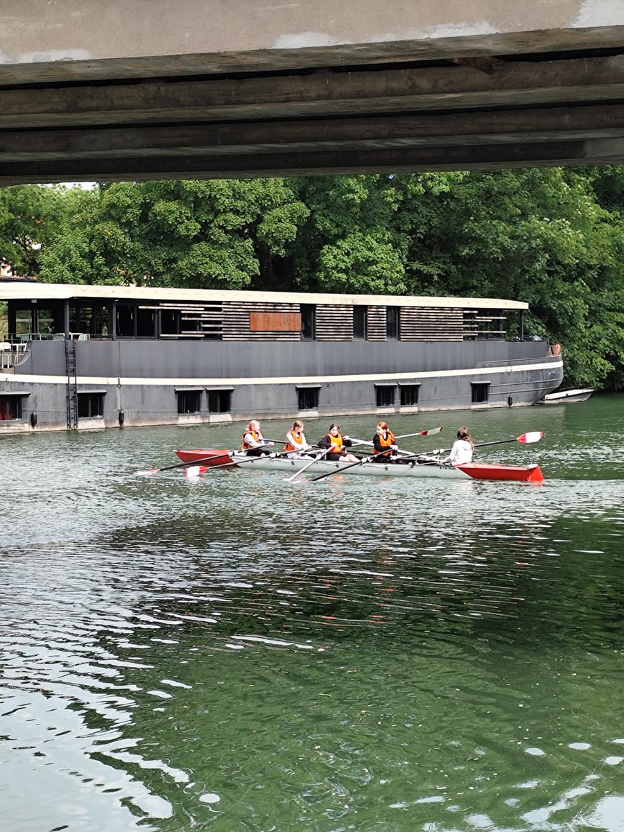 CollegeBarres's tweet photo. Journée PNNS pour les élèves de 6ème.
Au programme:
✅️ parcours santé
✅️ initiation au hockey
✅️ aviron au CNV 
✅️ ergomètre
Une organisation au top grâce aux élèves de la section sportive aviron, aux 2 professeurs d'EPS Mme Breniaux et M. Scherrer, les coachs du CNV ✨️ https://t.co/hR04Q4cC0v