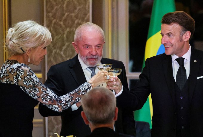 lallier_michel's tweet photo. @ClaudeMenin Bonjour et Bon Samedi, Claude 👋Notre Charmant & Adorable Couple Présidentiel :
❤️🥇@EmmanuelMacron & @Brigitte1eDame💐❤️
est invité à #Monaco tout le Week-End Par le Couple #AlbertII et #CharleneWittstock🙏Bon WE à Eux #SoutienTotalAuCoupleMacron 🇫🇷🇪🇺💙🤍❤️🙏
Bisous 😘😘😘😘 https://t.co/QifrECZ8bT