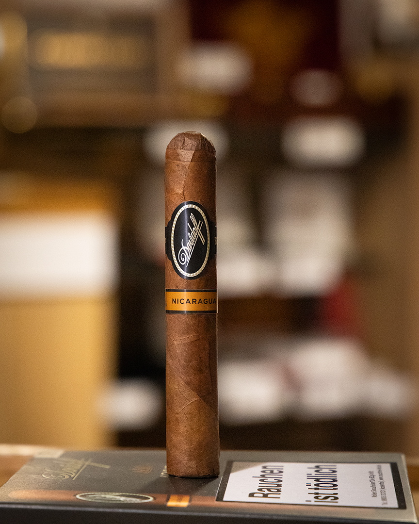 Mit einem einladenden 10-jährigen Rosado-Deckblatt und einer harmonischen Mischung aus Esteli, Condega, Jalapa und Ometepe begeistert sie 👉 Jetzt kaufen 👉 t1p.de/ti6q0 #PaulBuggeCigars #PaulBugge #ZigarrenShop #DavidoffNicaragua #Zigarrenliebe #DavidoffCigars