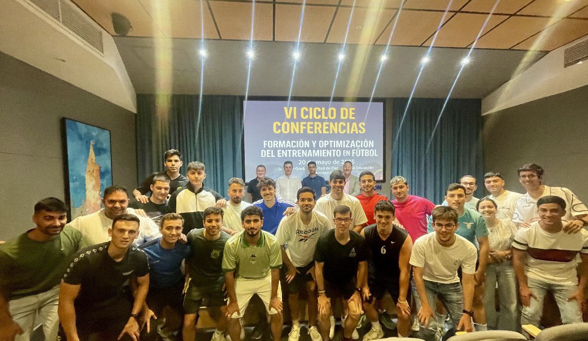 Hace unos días participé en el VI Ciclo de Conferencias Formación y Optimización del entretenimiento en fútbol en la <a href="/unisevilla/">Universidad de Sevilla</a> 

⚽️ El desarrollo de la toma de decisiones en los jugadores de fútbol y la influencia del contexto sociocultural

🙏🏻 a <a href="/JuanCorral15/">Juan Corral</a> por la invitación