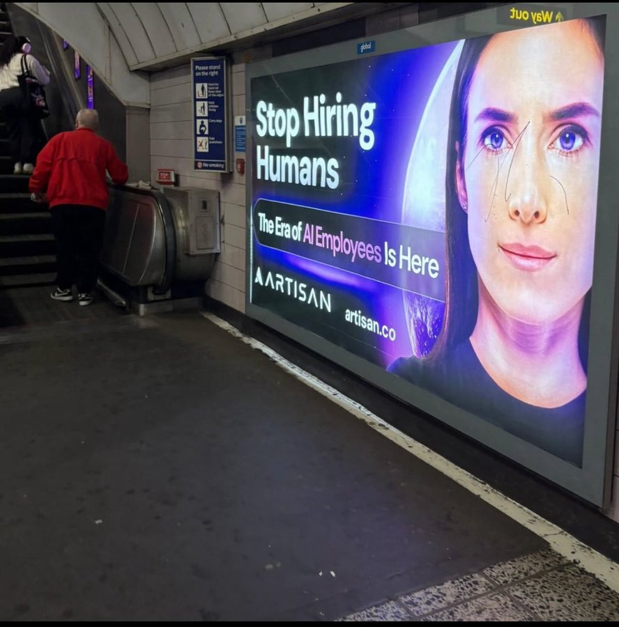 Les pubs dans le métro, commencent à devenir complètement dystopiques...

Traduction de l'affiche : 
Cessez d'embaucher des humains
L’ère des employés IA est arrivée
AARTISAN