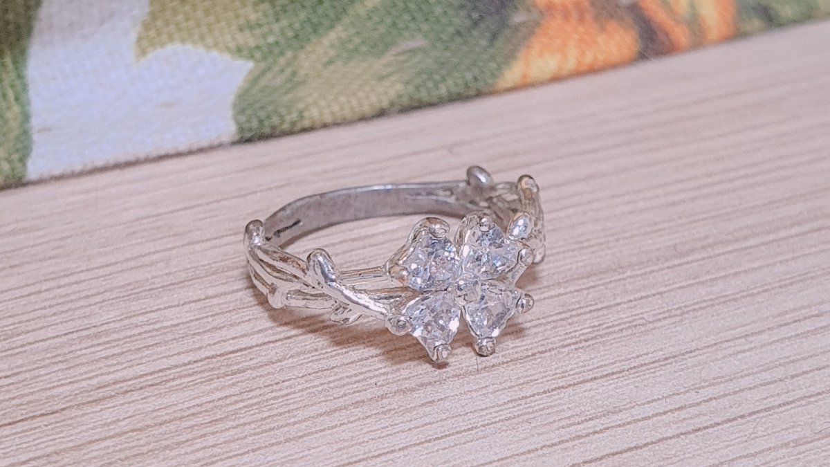 (rt♡) 안녕하세요.. 제 애착 은반지가 변색되어서.. 이거랑 같은모양으로 하나 새로 만들고싶은데 혹시 괜찮은 공방이나 귀금속 가게..? 금속공예쪽 작업자님을 아시는분은 추천해주시면 감사하겠습니다.... 이쪽으로는 문외한이라 어떤분을 찾아야하는지도 잘 모르겠네요..🥲