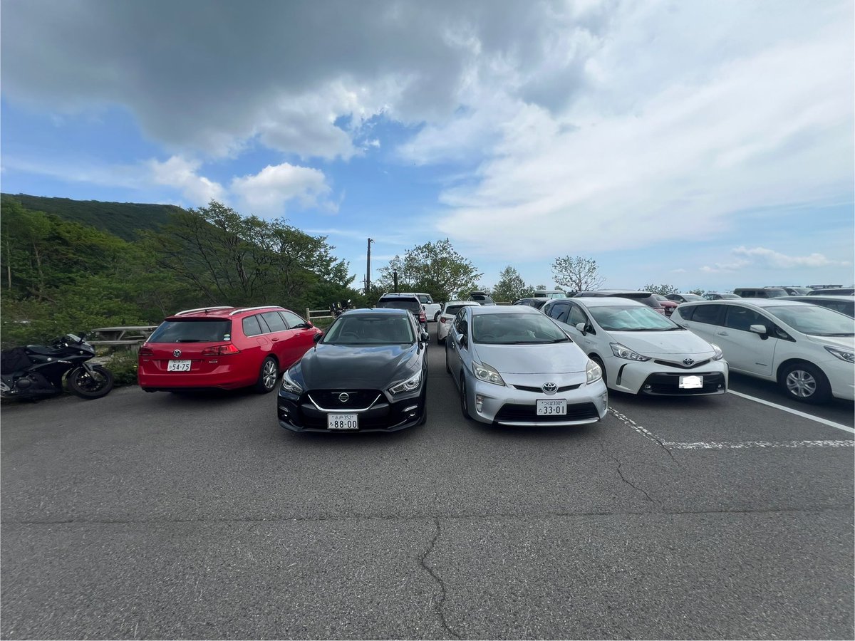 Hironegikun's tweet photo. 今日は那須に登りに行って来ました！登山は天気も良く最高の景色で良い山行となったんですが！下山してくると駐車場はいっぱい(当然！)、しかも通路に駐車している常識の無いバカ者達が💦
奥の駐車帯に停めている車は通路が塞がれて出れない状態！那須ロープウェイさん！最低限の管理をお願いします🙏 https://t.co/ZnpuZhSAVf