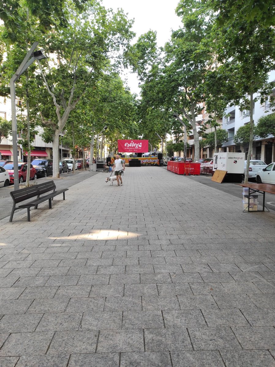 firaepileg's tweet photo. 🌞Bon dia, #Reus!

Això ja comença a prendre forma!🥳

Us esperem tot el dia al pg. Sunyer!❣️

Veniu a gaudir de la quarta fira de llibres i idees radicals i de proximitat!📚 https://t.co/fAQlIzr5fW