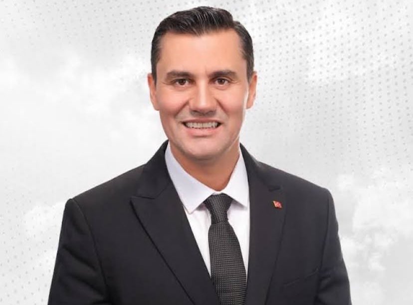 Manisa Büyükşehir Belediye Başkanımız Ferdi Zeyrek'in yaşamış olduğu kazayı büyük bir üzüntüyle öğrendim. Belediye başkanımıza Allah'tan acil şifalar diliyorum, temennim en kısa sürede aramıza dönmesidir.  
<a href="/ferdizeyrek_/">Ferdi Zeyrek</a>