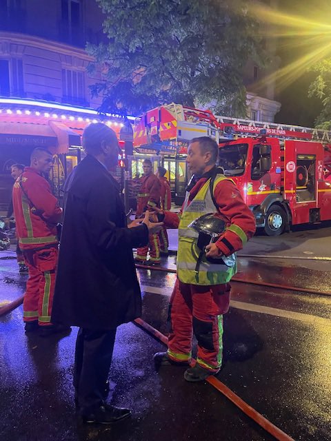 .<a href="/Philippe_Goujon/">Philippe Goujon</a>, Maire de #Paris15, présent aux côtés des <a href="/PompiersParis/">PompiersParis</a> sur les lieux de l’incendie qui s’est déclaré hier soir place Balard, provoquant l’évacuation et le relogement temporaire d’une cinquantaine d’habitants