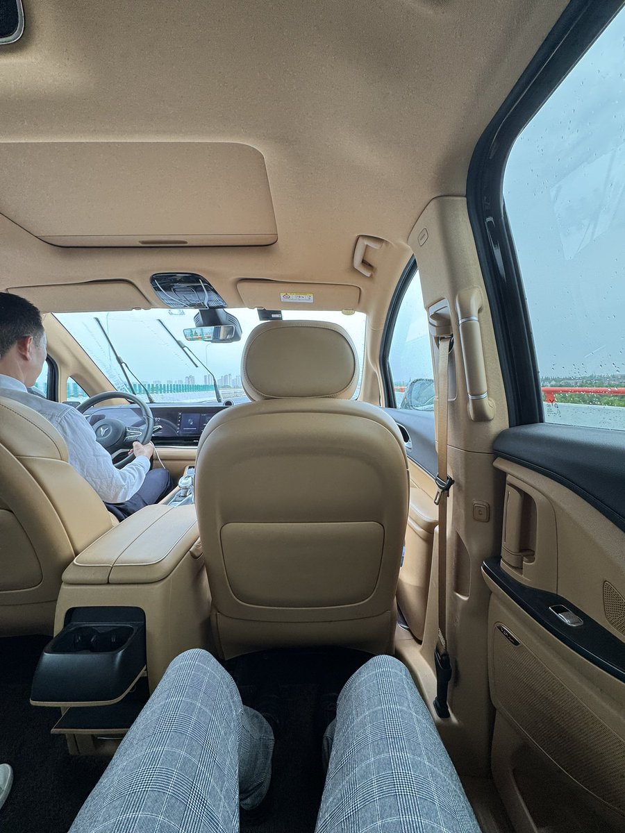 ホテルへ移動
中国のアルファード的なやついいな