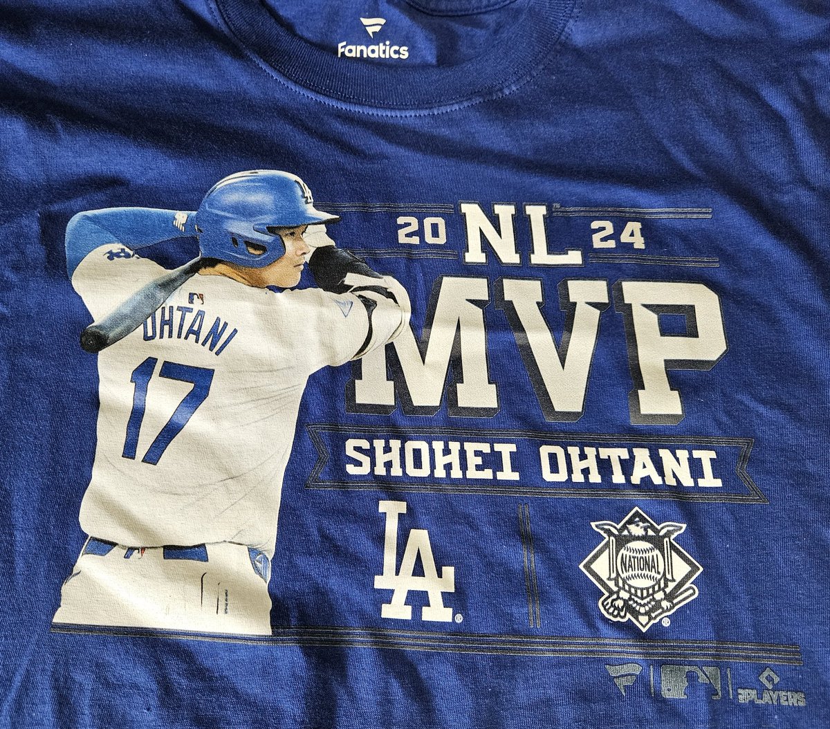 【🎊🎉プレゼント企画🎉🎊】

ドジャスタ内のショップで購入した
"大谷翔平 2024NL MVP記念 Tシャツ"を1名様にプレゼントします🎊
8,000円ほどのTシャツ、Mサイズ(USサイズ)です！

【応募条件】
・このポストのRTといいね
・このポストへの返信でアツい思いをコメントください笑