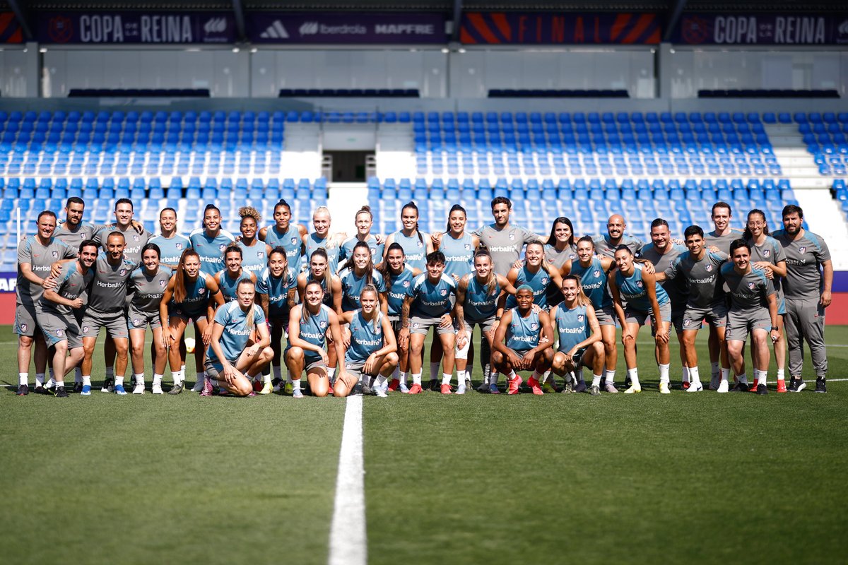 “Ustedes son el Atlético de Madrid y ahí fuera hay 50.000 que van a morir por ustedes. Por ellos, por la camiseta, por su orgullo, hay que salir y decir en el campo que solo hay un campeón y va de rojo y blanco” -Luis Aragonés 

CREER. hasta el final. ¡vamos Atleti vamos! ❤️🤍