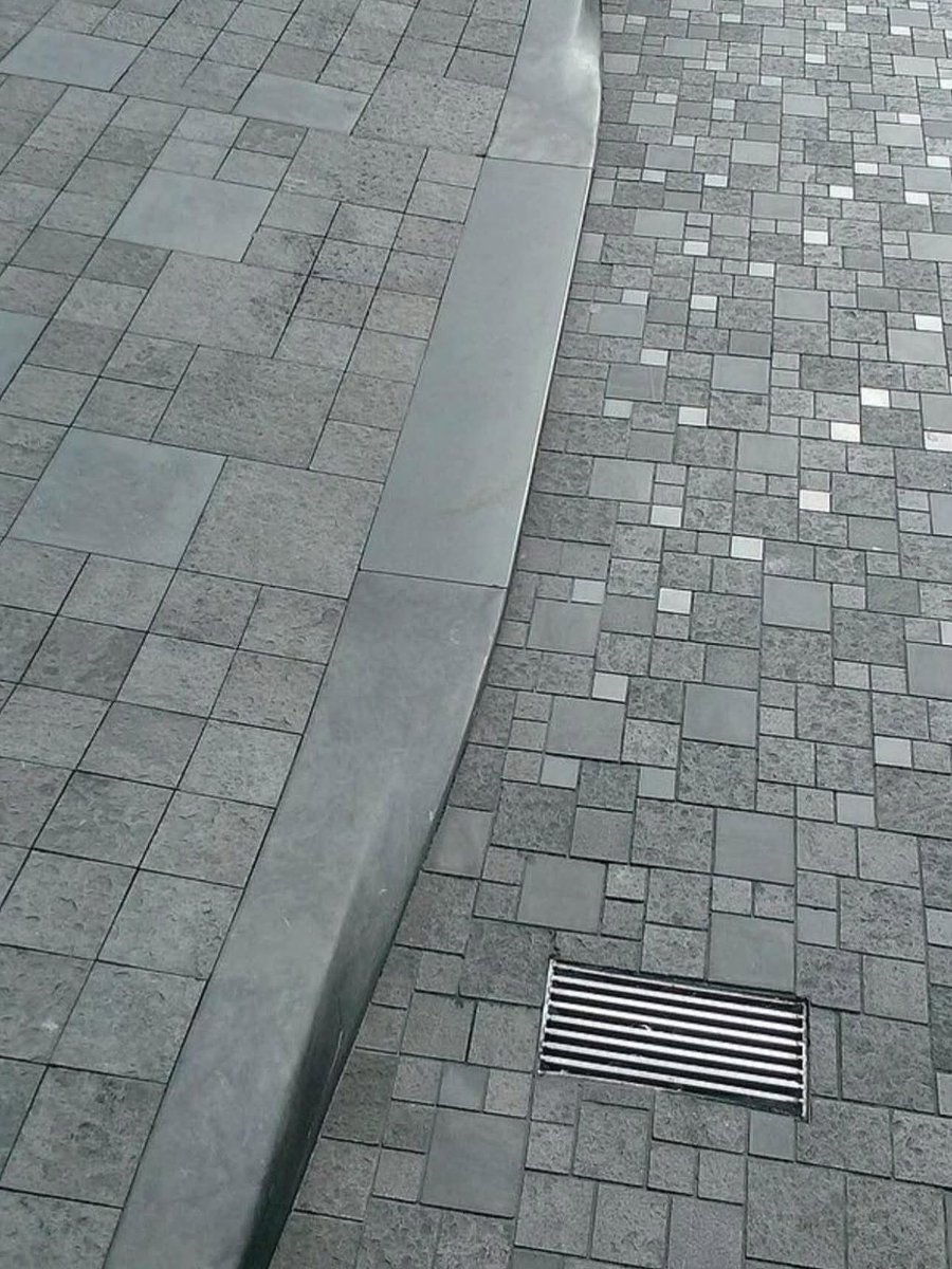 Энэ одоо урлагын бүтээл юм уу хаашаа юм бэ?
Тэр уусалт муусалт! (Гоё бродюр хараад баярладаг болчих ч гэж дэ 🙃)гэнэ 

Одоо Нямбаатар бол ичиж үхэх хэрэгтэй. Бүх насаараа энэ хийсэн бордюр нь түүгийг ярих бх!

Дээр нь хэчнээн төгрөгийн үнэтэй юм ямар ч стандартгүй.

Стандарт гэж