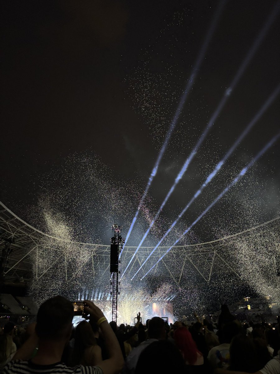 Ruby_Smart1's tweet image. Sam Fender was very special last night 🖤🤍