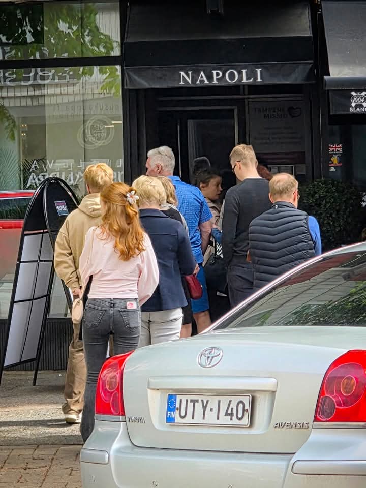 Jocka Träskbäck (@jocka) on Twitter photo Jos jossain jonotus on ok, niin täällä. Ja kiinteä osa kokemusta. #napoli #pizza Jos jossain jonotus on ok, niin täällä. Ja kiinteä osa kokemusta. #napoli #pizza