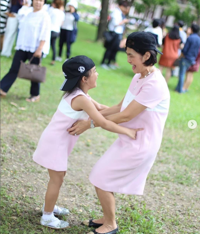 PHUMIPHATNARAS1's tweet image. นี่ก็สงสัย เหมือนกัน ทำไม บอยลงรูปนี้  แสดงว่า คุณแม่ น่าจะไม่สบาย และเหมือนจะรู้ว่า ท่านคงอยู่ได้ไม่นาน หรือเปล่า เลยลง #บอยปกรณ์