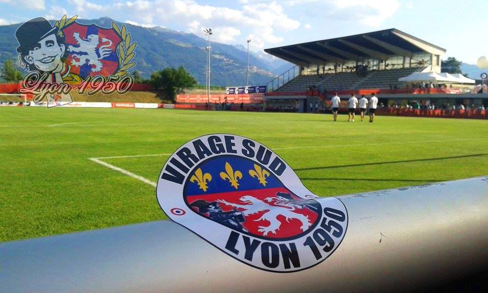 Dans notre dernier épisode avec Lyon 1950, les membres du groupe du virage Sud nous expliquent le rôle et l’importance des stickers dans la culture ultra. L’autocollant d’un groupe étant un symbole loin d’être anodin qui demande de la prudence. 

Photo : Lyon 1950