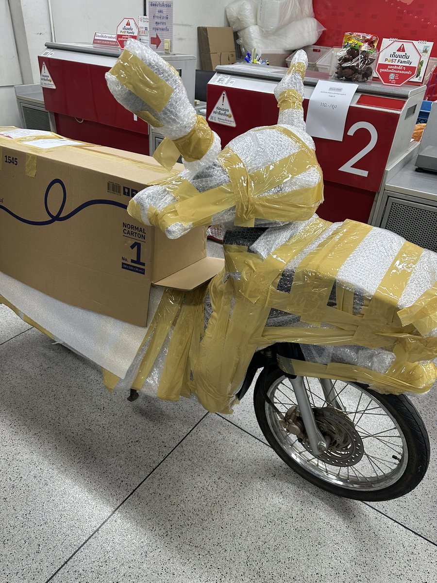 มาส่งของที่ ปณ.ไทยสาขาแถวบ้าน ของที่เจอคนเอามาส่งแทบทุกครั้งคือส่งมอเตอร์ไซค์ คุณพี่พนักงานเขาห่อแบบมืออาชีพสุด พี่เขาบอกว่าคนส่งกันเยอะ มีมาแทบทุกวัน