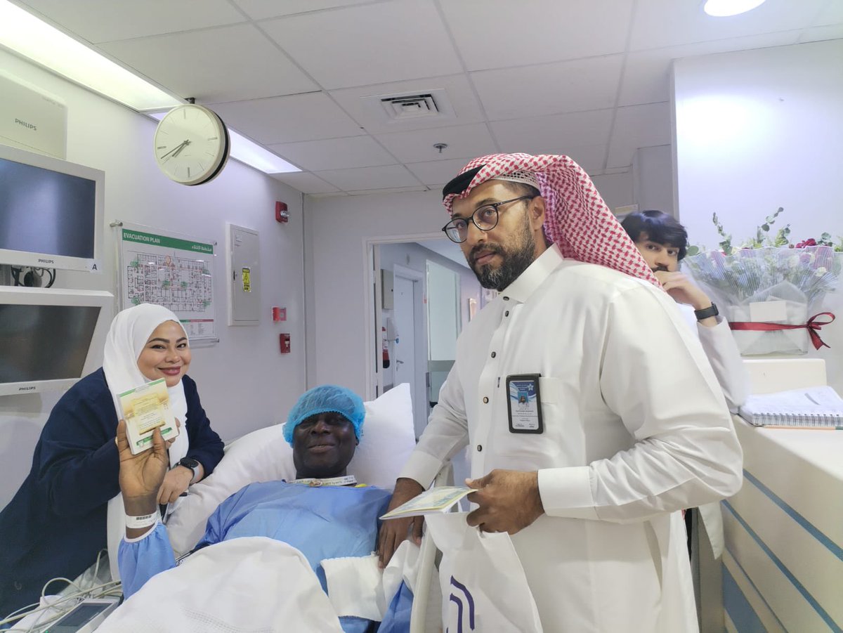 بتفهم ورفق، نجح قسم الدعم الديني والروحي بالمستشفى في إقناع أحد حجاج بيت الله الحرام  بتبديل ملابس الإحرام بملابس العمليات استعدادًا للتدخل الطبي، وذلك بعد أخذ فتوى من المشايخ الأجلاء تؤكد جواز ذلك للضرورة.

🤍 #خدمة_الحاج_شرف
#الحج_2025
#لتبقى_مكة_بصحة