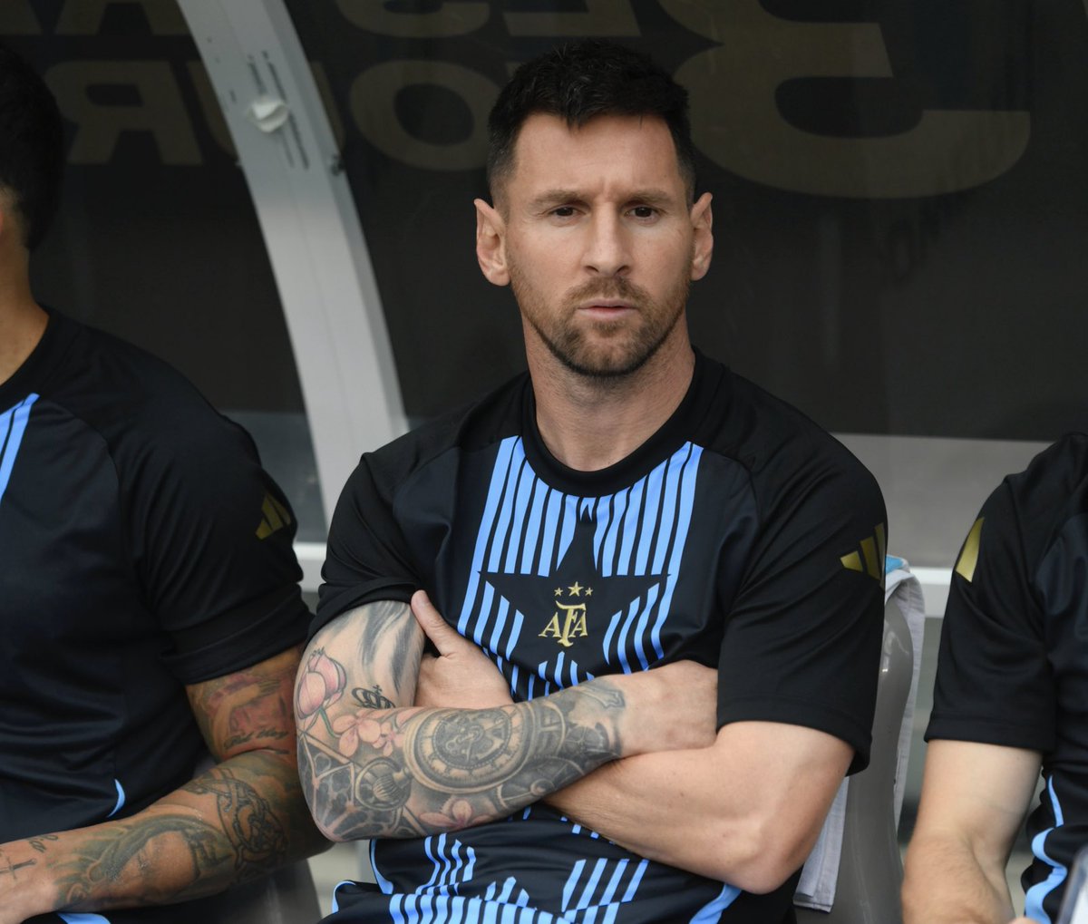 pollo_va's tweet image. Así como lo ves: en el banco, con 37 años y habiéndose perdido 6 partidos, es el máximo goleador de la eliminatoria en la que juegan Julián Álvarez, Lautaro Martínez, Rafinha, Vinicius, Darwin Núñez y Lucho Díaz.