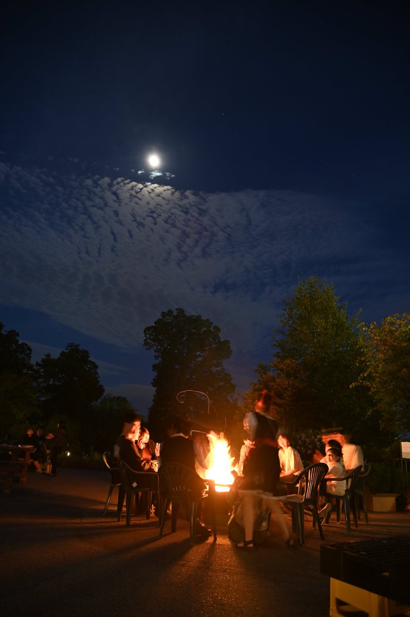 煌々と照らす月灯りの下、今日の前夜祭は焚き火も囲みつつ、皆さま最後まで楽しそうにビールの杯を重ねていました🍻本日は本当にありがとうございます！ 明日の28周年感謝祭はAM10時スタート。多くのお客様の来場をお待ちしております🙇 passmarket.yahoo.co.jp/event/show/det… #八ヶ岳ブルワリー #クラフトビール