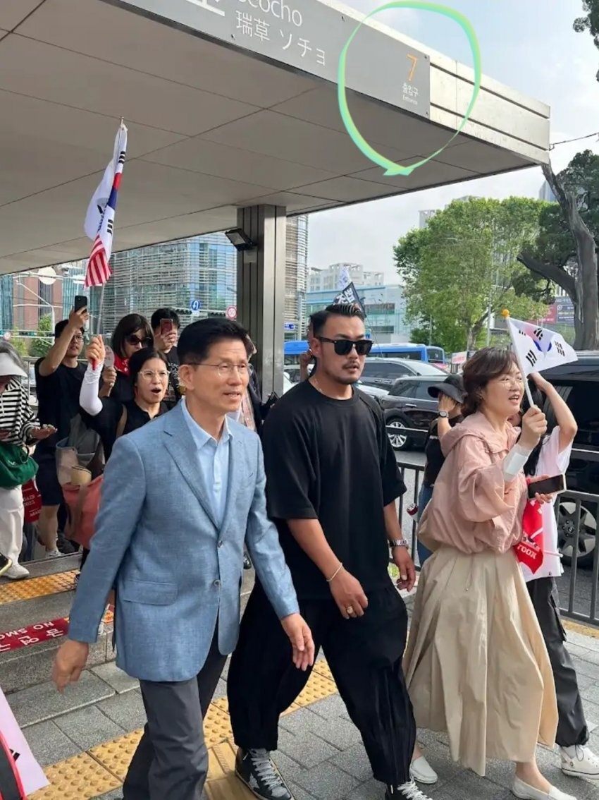 암투병중인 형님 문병가러 지하철 -> 마을버스로 서울성모병원으로 이동중에 시민들에게 인사한 것을 윤어게인 집회참석으로 몰이하고 있다고. 당권이 뭐라고 그 지랄들 하는지