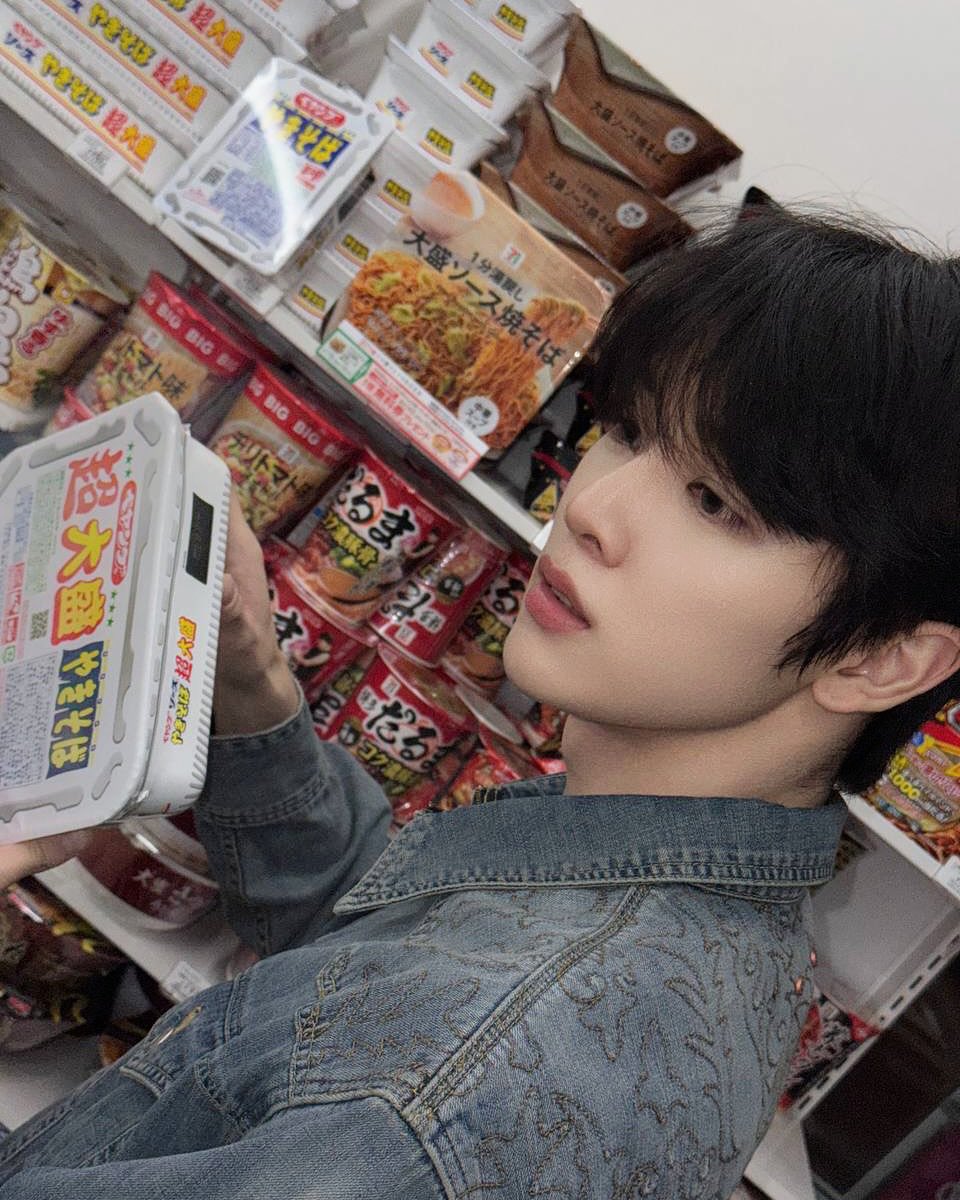 เธอ เค้าอยากกินอันนี้             ไหนครับ อันนี้หรอ