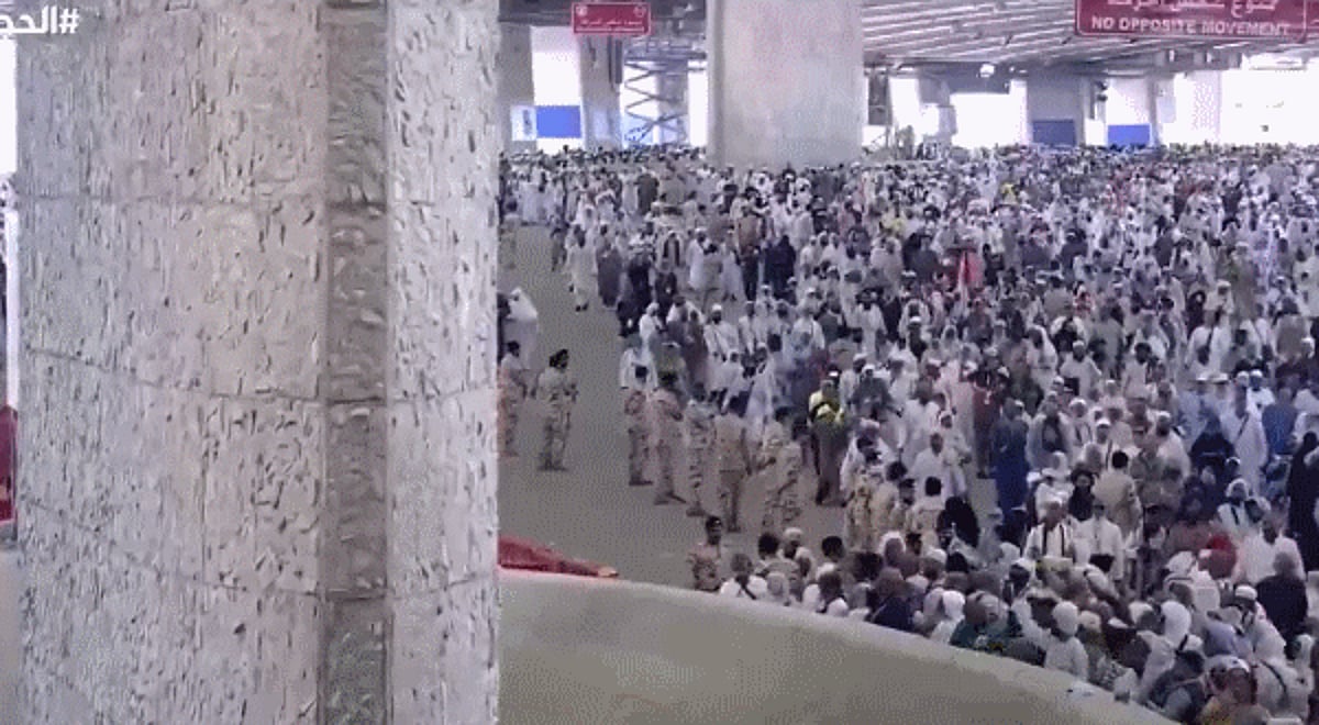 حجاج بيت الله الحرام يرمون الجمرات الثلاث في أول أيام التشريق dlvr.it/TLDCSn