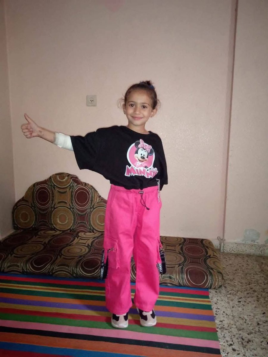 أم من #غزة  تزين قبور أطفالها بملابسهم الجديدة. 
#غزة_تُباد