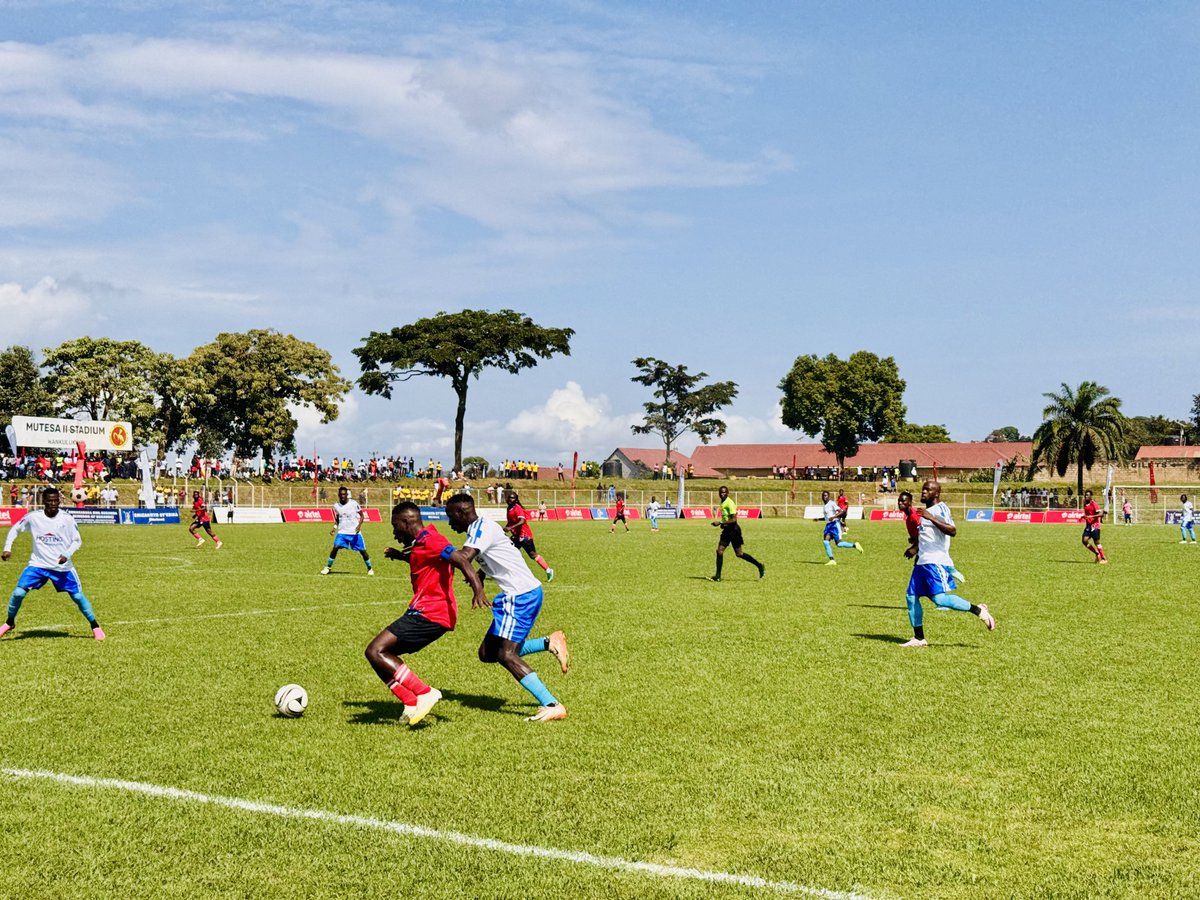 The  #BikaCupTournamentFinal2025 between Ngabi nsamba vs Ndiga is under way at Wankulukuku Stadium, with Katikkiro Charles Peter Mayiga as the chief guest. 

Ndiga 1-0 Ngabi nsamba
25'