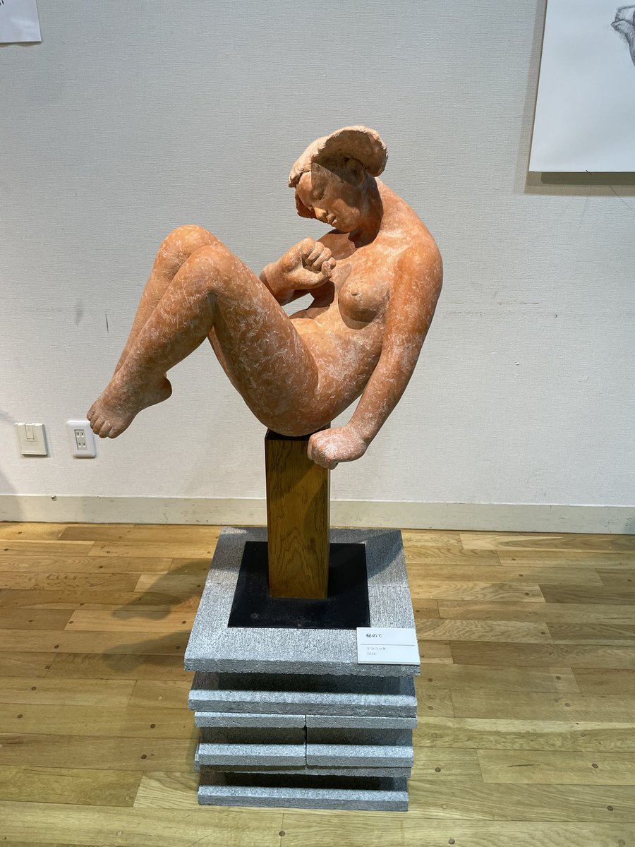 shushuzzz997's tweet photo. 以前に #本郷新記念札幌彫刻美術館 で展覧会をされた鈴木吾郎さんがゆかりのある恵庭市に作品を寄贈されたとのこで、記念に開催された展覧会を見て来た
赤いテラコッタの彫刻はやっぱり個性的
作品の質感とか浮遊感とかなんか惹かれる。
素敵な展覧会でした

島松駅初めて降りた

#恵庭市
#夢創館 https://t.co/0jXTc9CMhF