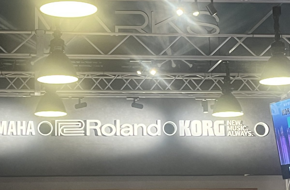 t_osamari_y's tweet image. ミッキーさんのシンセサイザーのイベント行ってきました
マニアックすぎなシンセサイザー談義
かなりついていけませんでした💦
ミッキーさんはシンセサイザーがまだ無い時代からの歴史を語りました
KORG、YAMAHA、Rolandを操るキーボーディストによるM.M.の演奏は圧巻
鳥肌が立ちました‼️

#MARKS