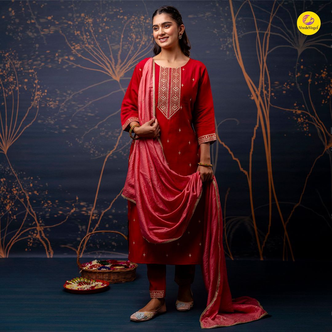 VredeVogel's tweet photo. Culture Never Looked This Cool.” 

💛 Available now in limited stock.

🛒 Shop the link in bio.

for more inquiry: +91 9537207494

#VredeVogel #EthnicElegance #SilkKurtaSet #FestiveFashion #DiwaliOutfit #EthnicWear #StyleWithVredeVogel #FestiveFashion #MaroonMagic #EthnicElegance https://t.co/ip8gPEJdy3