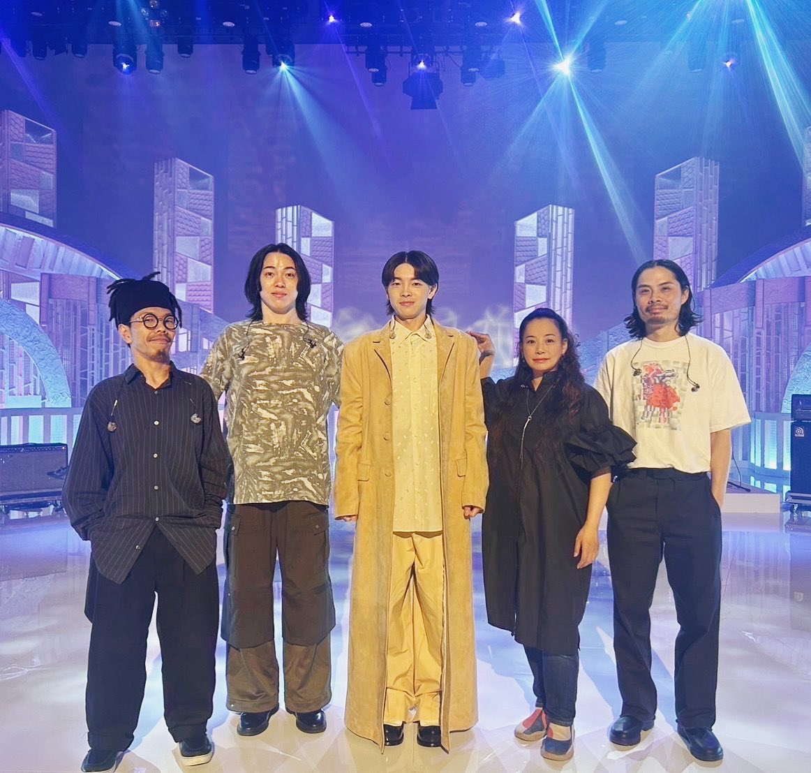 本日の #MUSICFAIR に #imase で参加。
ありがとうございました！
imaseくんの肩に手を乗せてるのではなく、肩パッドの角度を確認しています！