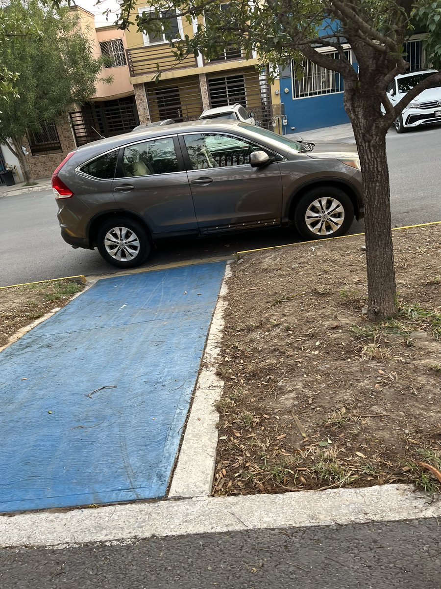 mcgc78's tweet photo. #transitoMonterrey este no entendió ni porque le pintaron la rampa @samuel_garcias @AdrianDeLaGarza  que procede? Alguna clase de cultura vial 
@MARIOGAMEZTV @DominioRadio 
#transitodemonterrey https://t.co/coff89k6LZ