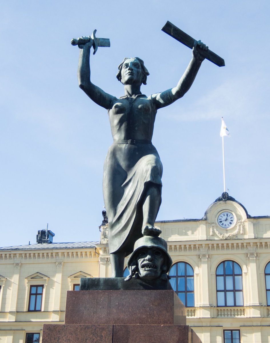 Harald I de Noruega fon el primer a ser considerat rei d'una Noruega unificada, almenys nominalment, des de 872. 

Després d'unir-se a Suècia el segle XIX, decidí en plebiscit separar-se'n i #huifa 120 anys declarà formalment la seua independència.

ca.wikipedia.org/wiki/Hist%C3%B…