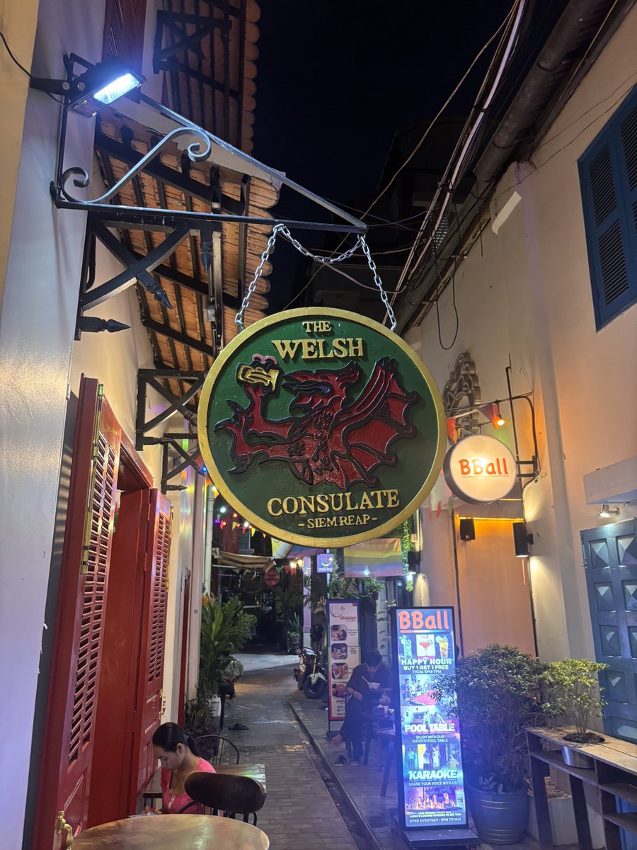 josephsquires_7's tweet image. Some place to stumble upon, Welsh bar in the middle of Cambodia🏴󠁧󠁢󠁷󠁬󠁳󠁿🇰🇭